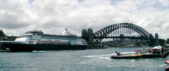 cruise_ship_visiting_sydney_harbor